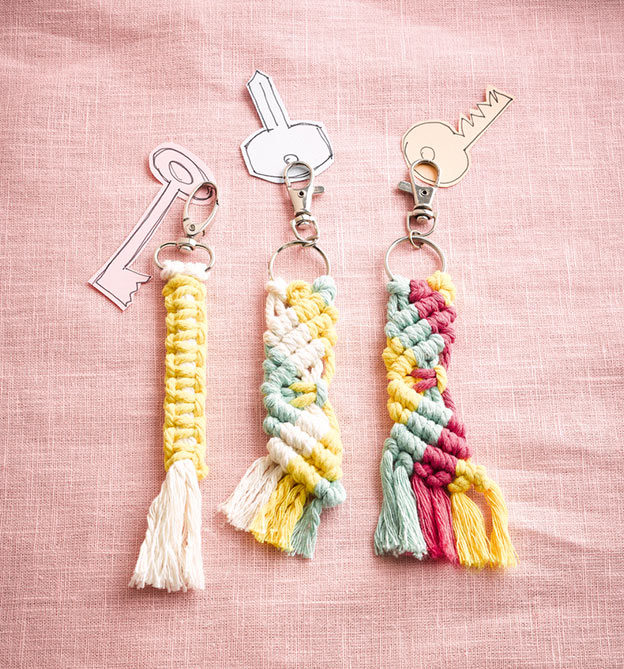 Bunte Schluesselanhaenger aus Kreativ-Set Makramee mit Kindern