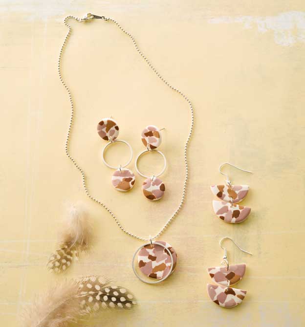 Eleganter Schmuck im Terazzo-Look basteln