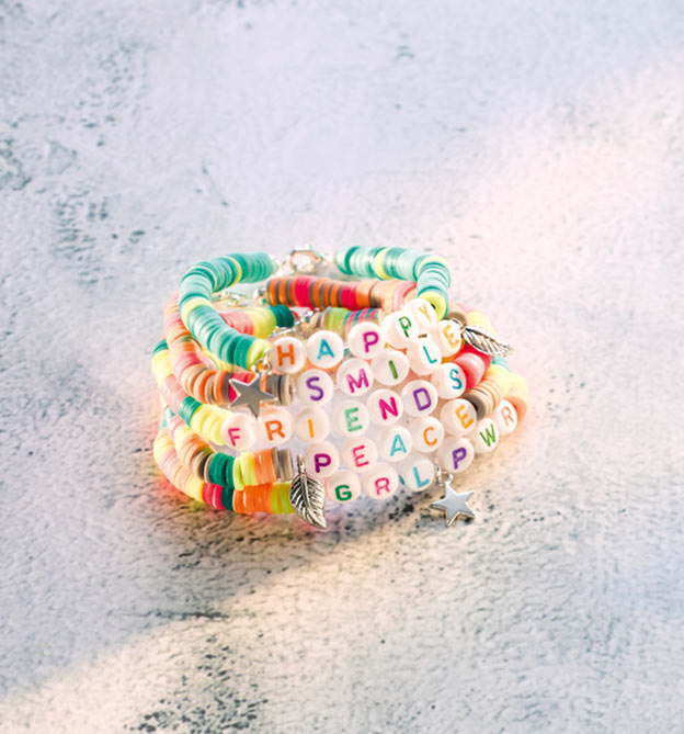 Fuenf Armbaender mit Katsuki Perlen