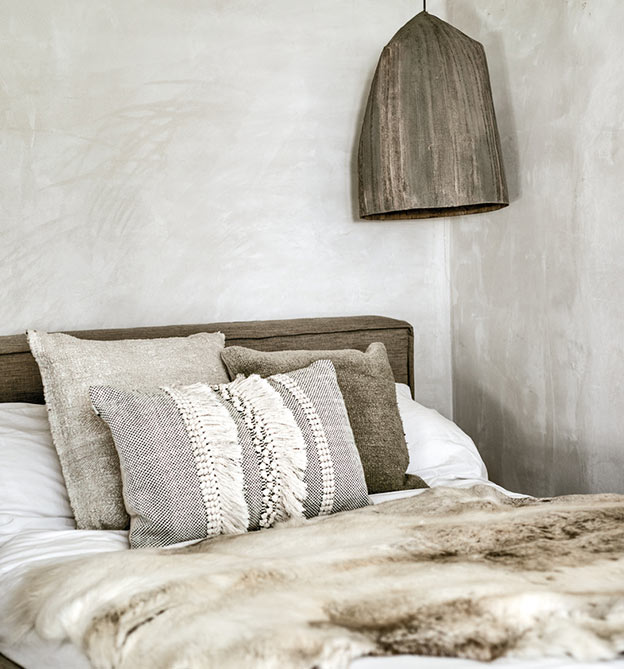 Bett und Lampe im skandinavischen Einrichtungsstil