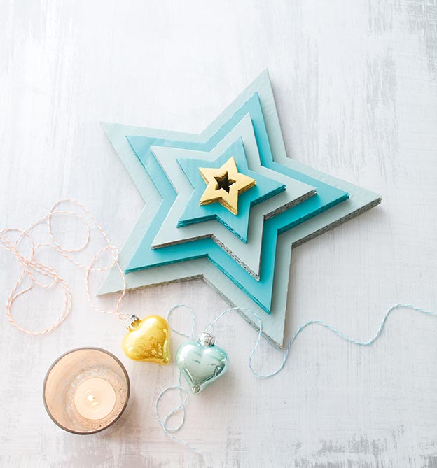Blauer Stern aus mehreren Schichten Karton