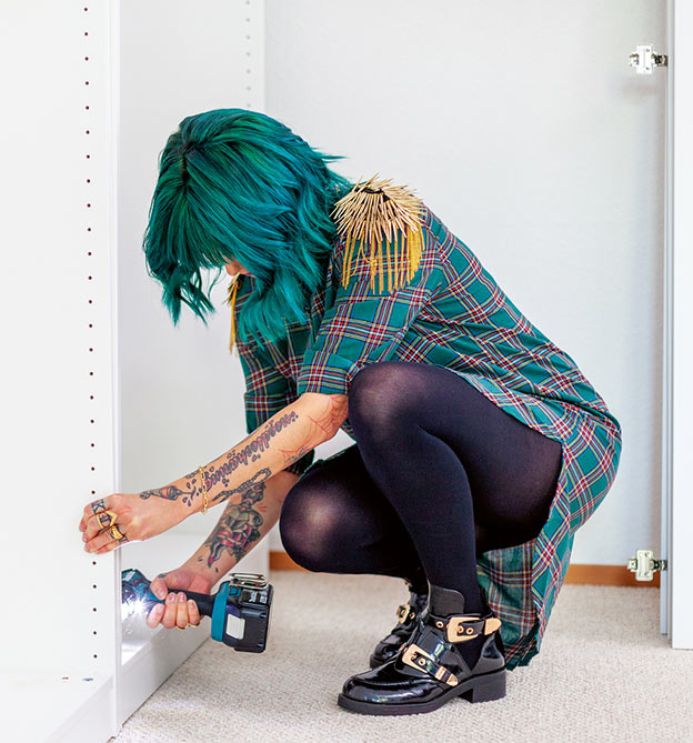 Organize n Style: Isabella Franke baut Schrank auf
