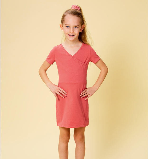 Kinderkleidung nähen: Mädchen in rotem Sommerkleid