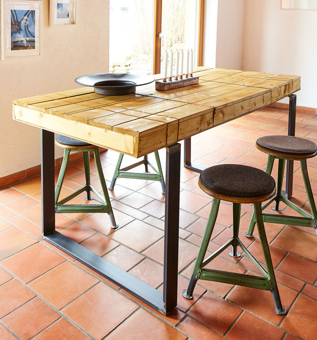 Holztisch mit Hockern