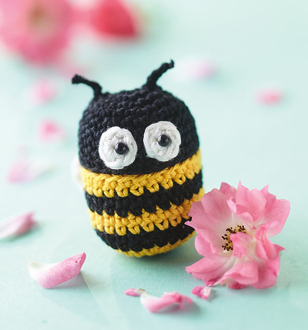 Kleine Biene als Mitbringsel haekeln