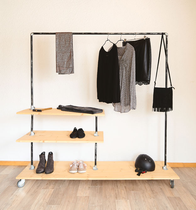 Kleiderstange mit Holzbrettern 