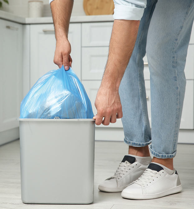 Organize n Style: Mann leert Mülleimer