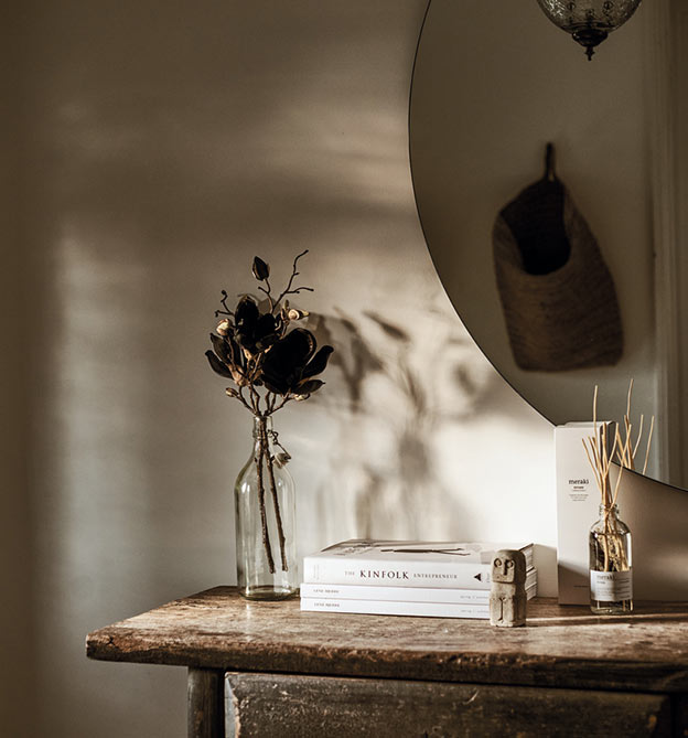 Blume und Spiegel im skandinavischen Einrichtungsstil
