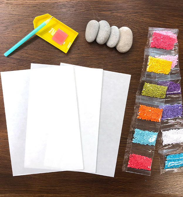 Material zum Kreativset: Steine, Werkzeug, Klebefolien, Diamanten