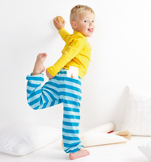 Nähen mit Jersey Junge in gelbem Longsleeve und blau gestreifter Hose