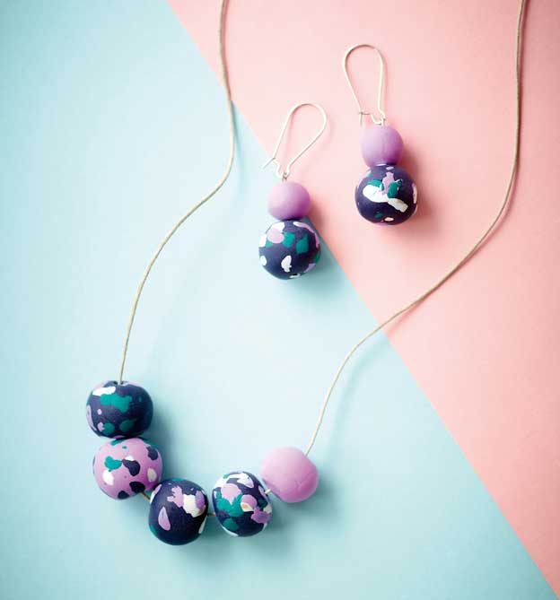 Kette und Ohrringe im Terrazzo-Look basteln