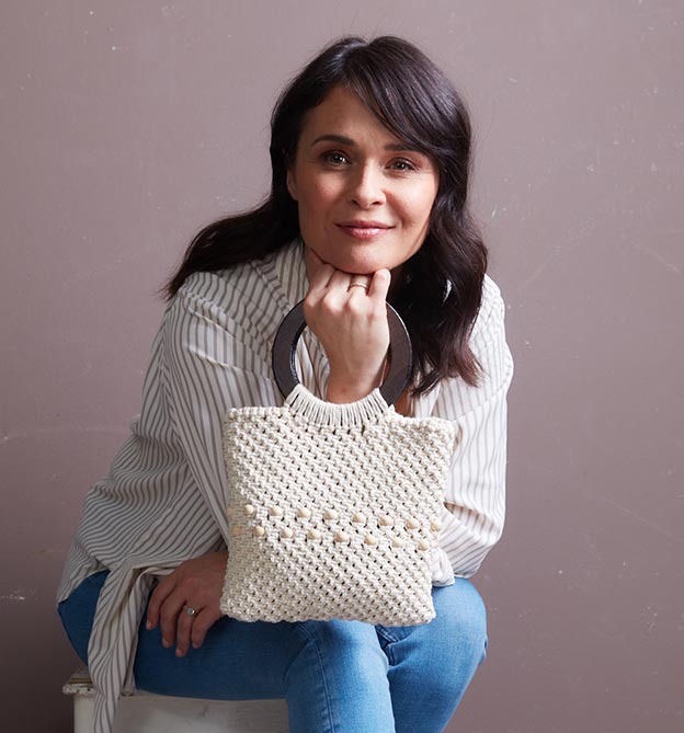 Frau mit kleiner Makramee-Handtasche 