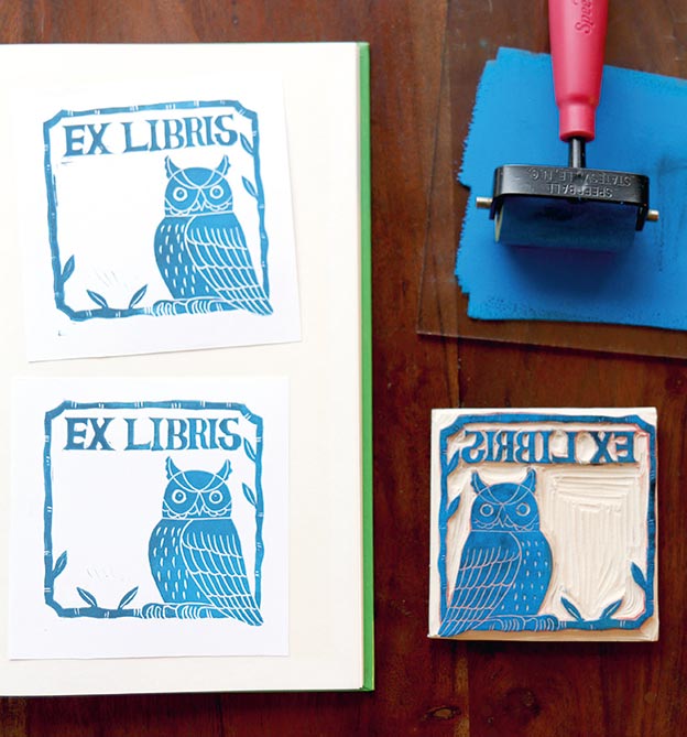 Stempel mit blauer Farbe bemalen