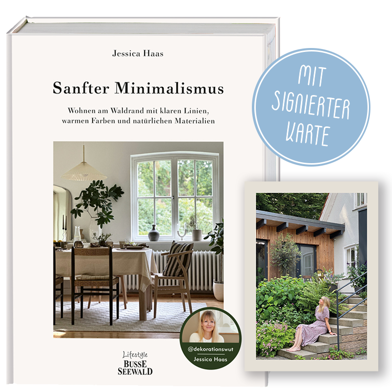 Sanfter Minimalismus. Wohnen am Waldrand mit klaren Linien, warmen Farben und natürlichen Materialien (mit signierter Karte)