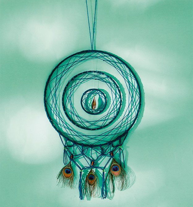 Traumfänger mit Pfauenfedern