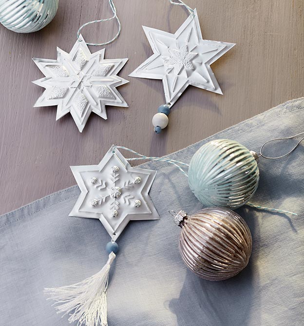 Kreative, weisse Sterne zum aufhängen mit Christbaumkugeln