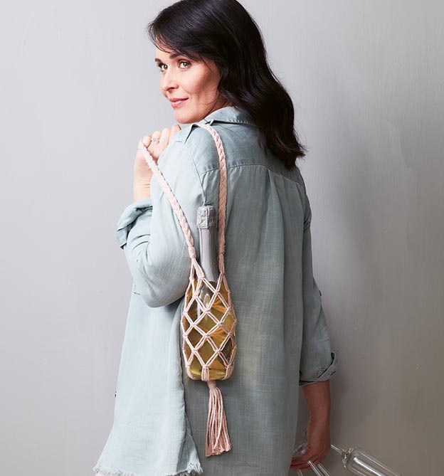 Makramee-Tasche mit Sektflasche